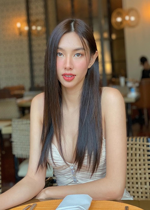 Vụ việc 2 người đẹp trong showbiz tên T.H và T.T nằm trong đường dây bán dâm do "tú ông" Lê Hoàng Long điều hành đang gây xôn xao dư luận. Đến nay, không ít mỹ nhân Việt bị réo gọi vì tên có ký tự viết tắt tương tự dù chưa có bằng chứng xác thực. Hoa hậu Thùy Tiên là một trong số đó. Ảnh: FBNV