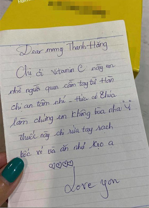 Thanh Hằng khen Nam Anh "khùng dễ sợ nhưng dễ thương" sau khi nhận món quà từ đàn em.