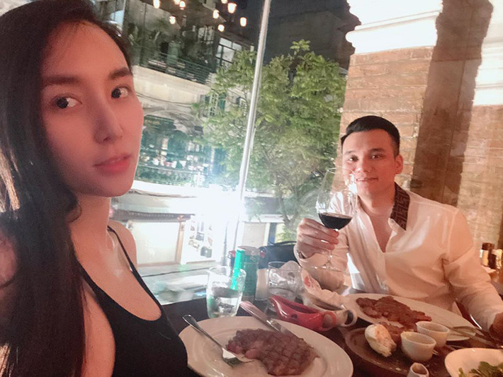 Kể từ khi vợ có bầu, Khắc Việt mua thêm một nhà mặt đất tại Hà Nội để tiện cho việc sinh con và các bé đi học, vui chơi sau này.