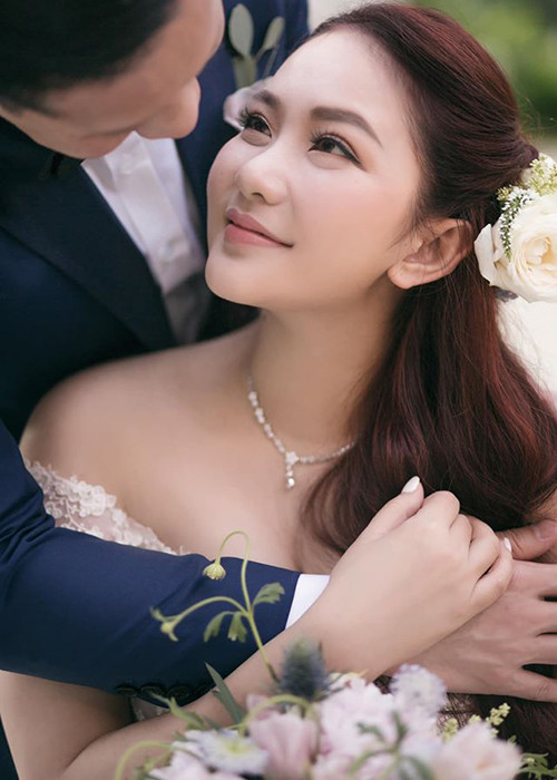 Phan Như Thảo không ít lần khoe được chồng chiều chuộng. “Đây là người đàn ông đã yêu mình dù mình 50-60 hay 70kg, dù mình thay vì cầm một ly cam vắt e lệ thì mình thích cầm ly rượu hay chai bia, dù mình lười đến mức nếu ảnh không bày đồ ăn ra đĩa cho mình ăn thì mình sẽ nhịn luôn. Dù mình bận như thế nào mình làm gì thì vẫn biết rằng anh luôn bên cạnh lo lắng cho mình mọi thứ rồi, cứ yên tâm mà làm những gì mình đam mê", bà mẹ một con chia sẻ.