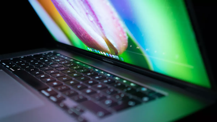 Chỉnh độ sáng màn hình. Màn hình là một trong những bộ phận tốn nhiều pin trên MacBook, việc chỉnh độ sáng xuống mức phù hợp sẽ tiết kiệm pin cho MacBook. Người dùng còn có thể cài đặt để màn hình tự tắt sau một thời gian không sử dụng bằng cách vào System Preferences > Battery > chọn thời gian trong Turn display off after. Ảnh: CNET.