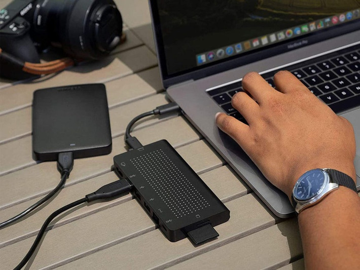 Ngắt kết nối phụ kiện. Tương tự Bluetooth, người dùng nên ngắt kết nối phụ kiện (ổ USB, màn hình ngoài…) sau khi sử dụng xong để tiết kiệm pin. Ngoài ra, sạc cho smartphone hoặc tablet bằng MacBook cũng khiến máy hao pin nhanh. Ảnh: Business Insider.