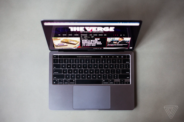 Tắt đèn bàn phím khi không sử dụng. Vào System Preferences > Keyboard > Turn keyboard backlight off after ... of inactivity. Trong dấu ..., chọn thời gian để đèn bàn phím tự tắt sau một thời gian không sử dụng, từ 5 giây đến 5 phút. Bạn cũng có thể bật Adjust keyboard brightness in low light để máy tự chỉnh độ sáng đèn bàn phím dựa trên môi trường xung quanh. Ảnh: The Verge.
