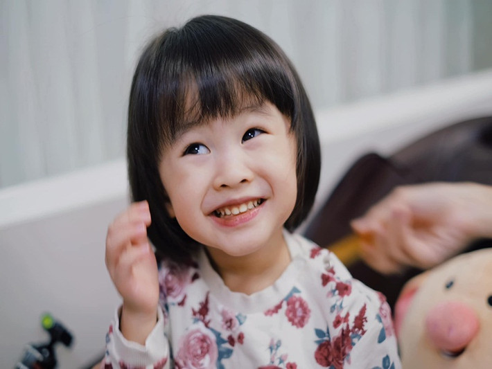 Con gái của Văn Anh - Tú Vi năm nay 3 tuổi, có vẻ ngoài xinh như thiên thần.