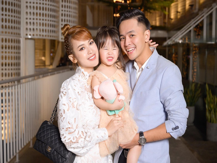 Tú Vi - Văn Anh chưa một lần cãi nhau trong 6 năm qua. Tú Vi tiết lộ, vợ chồng cô luôn dành thời gian để làm mọi việc cùng nhau, chia sẻ quan điểm, buồn vui, dự định hay có khi là câu chuyện của quá khứ. Đến nay, cả hai vẫn là một trong những cặp đôi kiểu mẫu của showbiz Việt.