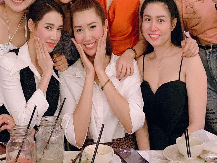Thúy Ngân và Nhã Phương là bạn học chung lớp tại trường Sân khấu Điện ảnh. Cả hai nhập học vào năm 2009.