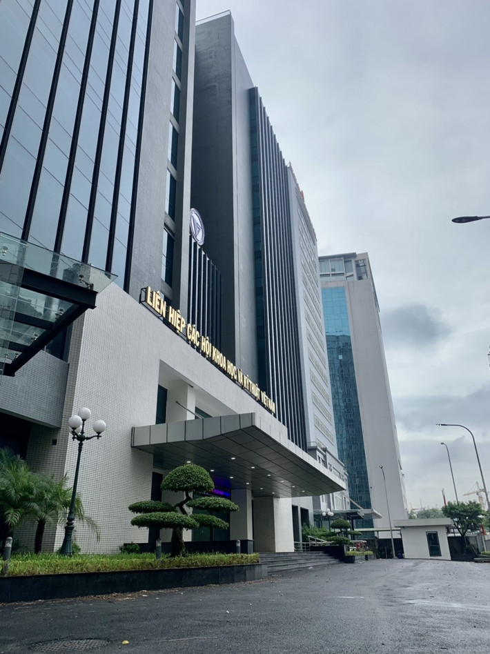 Trụ sở Liên hiệp các Hội Khoa học và Kỹ thuật Việt Nam (VUSTA) tại lô D20, ngõ 19 phố Duy Tân, phường Dịch Vọng Hậu, quận Cầu Giấy, thành phố Hà Nội