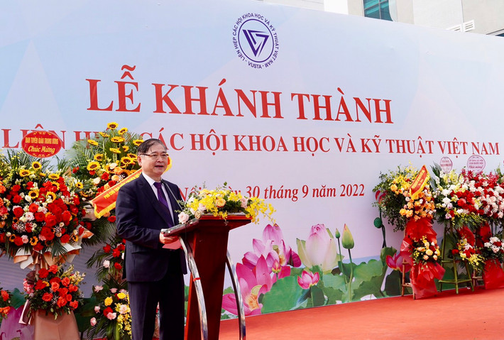 "Được sự quan tâm chỉ đạo của Ban Bí thư Trung ương, Chính phủ, Thủ tướng Chính phủ và các cơ quan bộ ngành Trung ương, thành phố Hà Nội và quận Cầu Giấy, chỉ vài hôm nữa thôi, đội ngũ trí thức KH&CN Việt Nam sẽ được chuyển đến nơi làm việc mới khang trang, rộng rãi khắc phục tình trạng chật hẹp, thiếu diện tích làm việc, trụ sở xuống cấp trầm trọng, mất an toàn tại 53 Nguyễn Du. Đội ngũ trí thức KH&CN sẽ có đủ hội trường, phòng họp, phòng làm việc để trao đổi công việc, thảo luận, tổ chức hội thảo, tọa đàm về những vấn đề quan trọng của đất nước. Từ quá trình chuẩn bị đầu tư, triển khai dự án đến lễ khánh thành tòa nhà hôm nay đã trải qua bao gian nan vất vả, kéo dài hơn 20 năm. Đoàn Chủ tịch VUSTA khóa VIII là những người có vinh dự kết thúc cuộc hành trình trong niềm hạnh phúc lớn lao", Chủ tịch VUSTA xúc động chia sẻ.