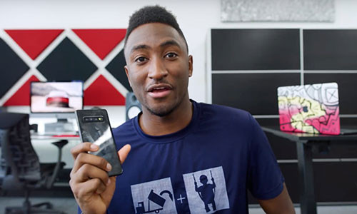 Marques Brownlee là một YouTuber nổi tiếng trong giới công nghệ khi có hơn 7,8 triệu người đăng ký theo dõi kênh. Brownlee đã đăng tải video trải nghiệm nhanh bản mô hình của Galaxy S10 và S10+, thu hút hơn 2,7 triệu lượt xem và 9,6 nghìn bình luận.