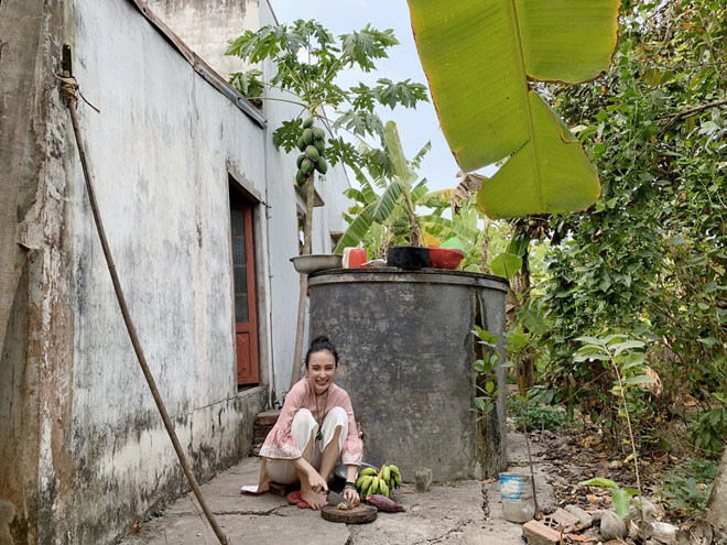 Những ngày gần đây, người đẹp đã cùng mẹ ruột, em gái về quê nội đón Tết và diện áo dài, đi dép xỏ ngón làm công việc nhà.