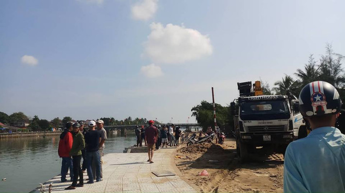 Thi thể nạn nhân cuối cùng là cháu Chu Thế Phúc Hưng (6 tuổi) - nạn nhân cuối cùng trong vụ xe ô tô 4 chỗ lao xuống sông Hoài.