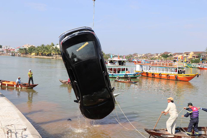 Tuy nhiên, khi lặn xuống lần tiếp theo để đưa thi thể cháu Hưng lên thì không thấy cháu ở vị trí cũ nữa.