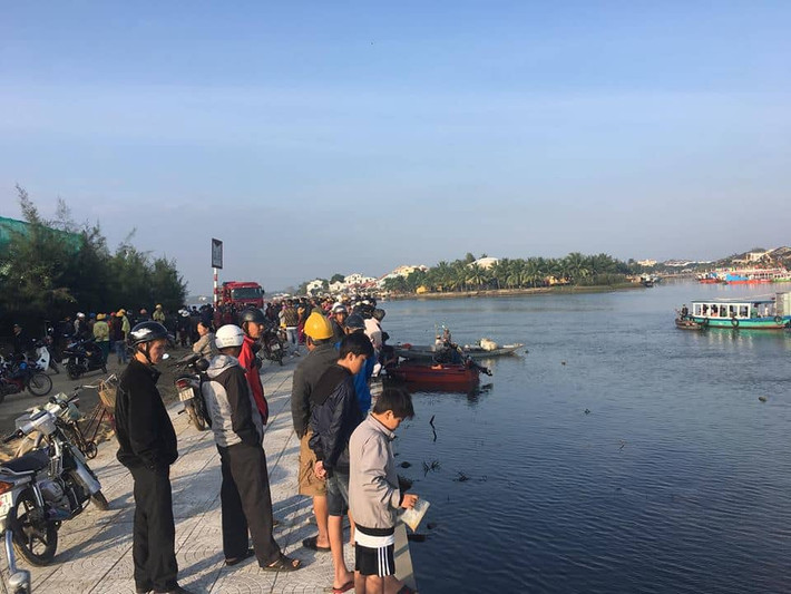 Trong sáng 25/1, rất đông người dân hiếu kỳ đã tập trung quanh khu vực sông Hoài để theo dõi lực lượng chức năng tìm kiếm thi thể các nạn nhân. Theo quan sát, vị trí chiếc ô tô của các nạn nhân bị chìm gần giữa sông Hoài, cách vị trí bờ trước khi xe lao xuống sông khoảng 40 m.