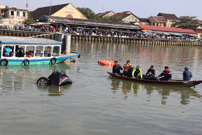 Liên quan đến vụ ô tô lao thẳng xuống sông Hoài khiến 3 người trong một gia đình tử vong, lúc 9h45 thi thể cuối cùng là bé trai 6 tuổi đã được tìm thấy.