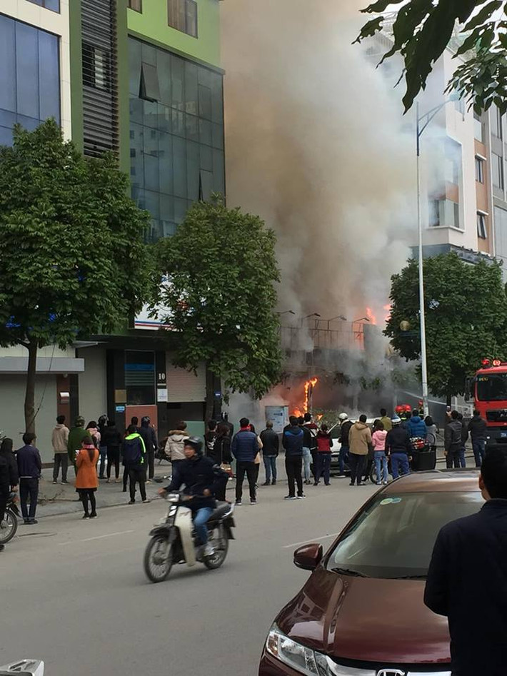 Ngay khi tiếp nhận tin báo, lực lượng Công an phường Quan Hoa đã khẩn trương ra hiện trường phối hợp với lực lượng PCCC cơ sở dập lửa, cứu hộ cứu nạn kịp thời.