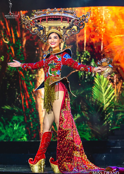 Kiều Loan mang đến cuộc thi Miss Grand International 2019 (Hoa hậu Hòa bình Quốc tế 2019) bộ trang phục gắn 2000 đèn led thể hiện hình ảnh chùa Cầu và đêm Hội An.
