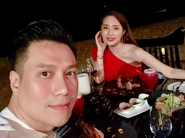 Trên trang cá nhân, Việt Anh vừa đăng tải hình ảnh ăn tối bên bờ biển cùng Quỳnh Nga.