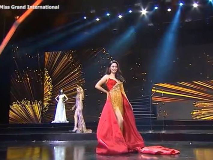 Đại diện Latvia trong bán kết cũng gây chú ý khi quên bài. Theo kịch bản, cô sẽ giới thiệu bản thân sau đại diện Nhật Bản. Tuy nhiên, người đẹp đến từ Latvia trình diễn khá sớm. Ảnh: Vietnamnet