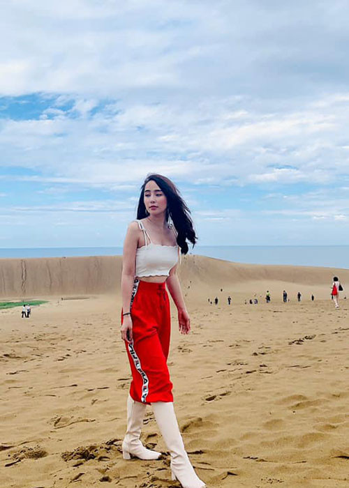 Sau tuyên bố ly hôn, Quỳnh Nga trở lại showbiz Việt. Cô đóng phim, tham gia các sự kiện.
