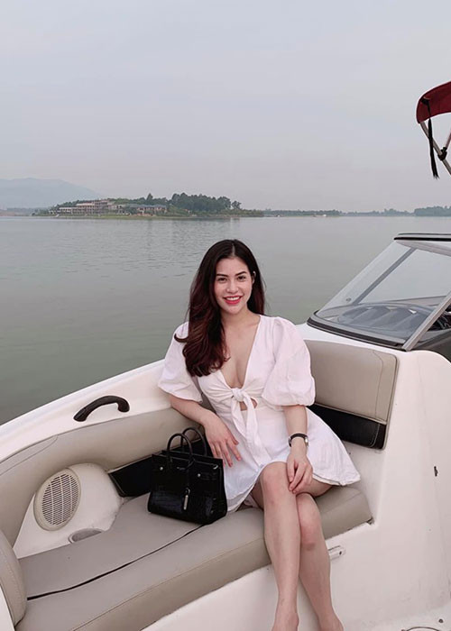 Vợ cũ của Việt Anh ngày càng gợi cảm sau khi ly hôn.