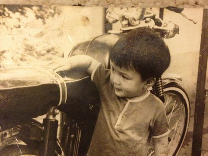 Nam ca sĩ có cha là công chức nhà nước và cũng là nhà giáo còn mẹ anh là một bác sĩ dở dang trên con đường học vấn.