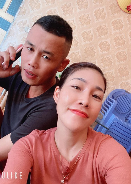 Vợ cũ của Hiệp Gà còn viết: "Được người nổi tiếng mời về nhà "măm" cơm. Bà "ám khí" không cho lấy vợ 4".