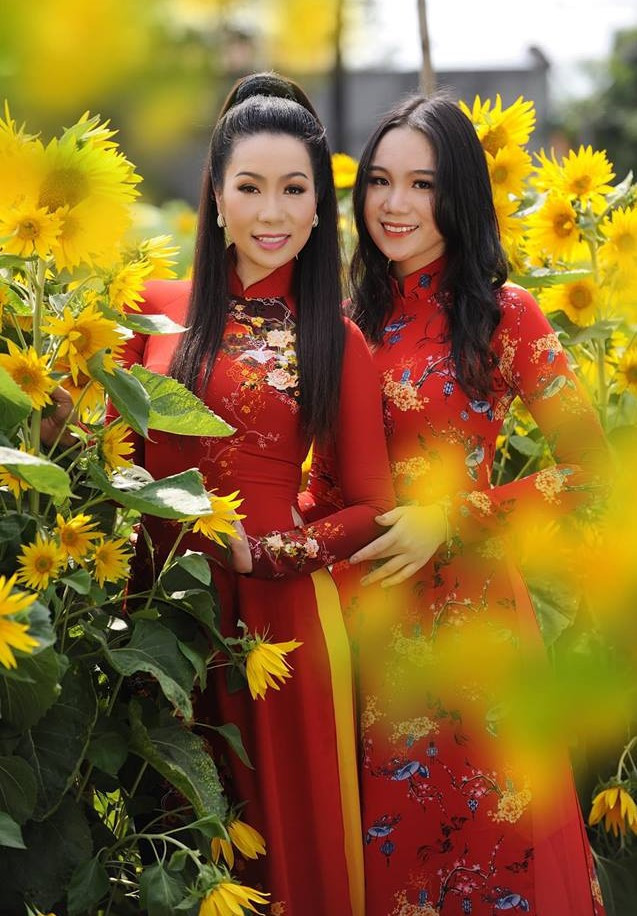 Hiện Khánh Ngân học tập tại một trường quốc tế ở TP.HCM. Ngoài vẻ ngoài nổi bật, 10X còn được thừa hưởng năng khiếu diễn xuất từ mẹ. Bên cạnh những giờ học trên lớp, cô còn luyện tập tại sân khấu kịch Trịnh Kim Chi.