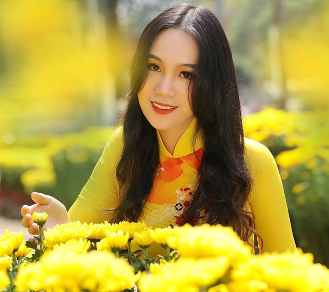 Võ Trịnh Khánh Ngân (tên gọi thân mật là Ngò, 16 tuổi) là con gái của diễn viên, Á hậu Trịnh Kim Chi. Khánh Ngân gây chú ý nhờ chiều cao ấn tượng 1,72 m và nhan sắc được thừa hưởng từ mẹ.