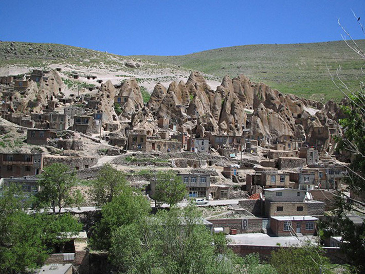 Ngôi làng cổ nổi tiếng trên thế giới đầu tiên mang tên Kandovan, nằm ở phía Tây Nam thành phố Tabriz, tỉnh Đông Azerbaijan của Iran. Ngôi làng với hơn 700 tuổi, được hình thành từ tàn tích của núi lửa Kandovan gồm nhiều ngôi nhà nhỏ, được đục đẽo, chạm khắc trong các hang động, vách đá hình nón. Những vách đá có thể nằm liền nhau hoặc nằm rải rác trên một diện rộng.