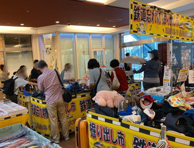Mỗi món đồ tại đây có giá trung bình khoảng 50-500 yen (~10.000-100.000 đồng). Nhiều dân địa phương, khách du lịch nước ngoài dừng chân tại khu chợ tham quan và chọn được món đồ ưng ý với giá rẻ.