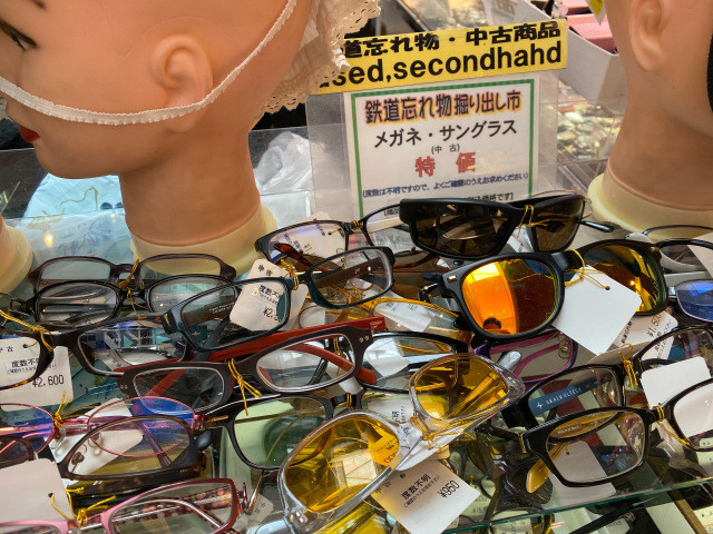 Khu chợ này có tên Tetsudo Wasuremono Ichi, mở cửa vào một thời điểm nhất định trong năm tại nhiều ga tàu điện trên khắp nước Nhật. Khu chợ này chuyên bán những đồ dùng thất lạc trên tàu điện ngầm và không có người tới nhận lại. Chợ có đủ mặt hàng từ ô dù, thắt lưng đến quần áo... Nhiều du khách thích thú khi ghé chợ Tetsudo bởi họ có thể mua món đồ cần thiết với giá rẻ.