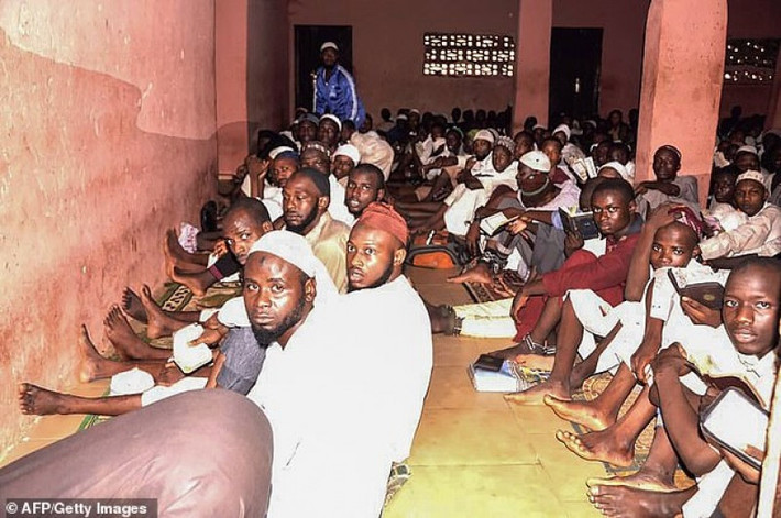 Trả lời BBC, cảnh sát trưởng bang Kaduna, ông Ali Janga, cho biết ngôi trường này đã hoạt động hơn 10 năm, dưới danh nghĩa dạy kinh Koran và cải tạo hành vi của những nam sinh hư hỏng. “Chúng tôi tìm thấy khoảng 100 học sinh, có những đứa trẻ chỉ mới 9 tuổi, bị nhốt trong căn phòng nhỏ. Tất cả đều được đưa đến đây để cải tạo”.