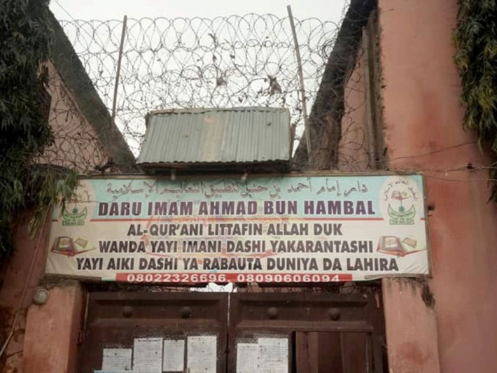 Nằm ở bang Kaduna, phía bắc Nigeria, ngôi trường nội trú này là nơi sinh sống của hơn 300 học sinh thuộc nhiều quốc tịch khác nhau. Tại đây, thay vì được phục hồi và cải tạo như đã cam kết (học sinh đến đây học kinh Koran, cai nghiện ma túy và chữa các bệnh khác), các em thường xuyên bị tra tấn, bỏ đói, thậm chí còn bị lạm dụng tình dục.