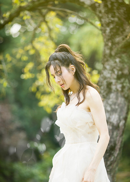 Mới đây, nữ diễn viên bất ngờ đăng tải loạt ảnh mặc váy cưới ở tuổi 46 khiến người hâm mộ vô cùng thích thú.