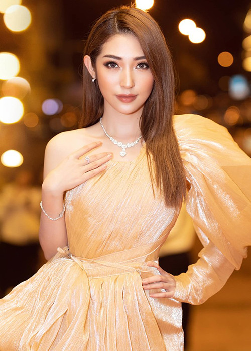 Lý Nhã Kỳ chia tay bạn trai cô dành cả thanh xuân yêu. Khổng Tú Quỳnh cũng vậy.