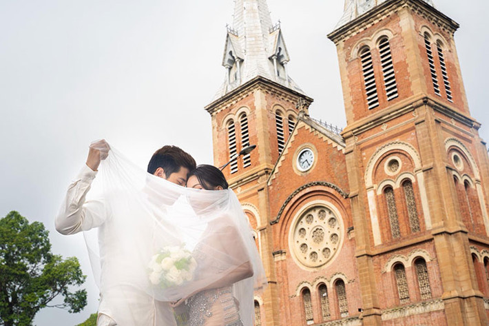Khoe bộ ảnh cưới, Sĩ Thanh viết: "Người ta đồn em “thoát ế” lấy chồng, thôi thì em bật mí cho mọi người. Em đẹp thì em cứ khoe thôi".
