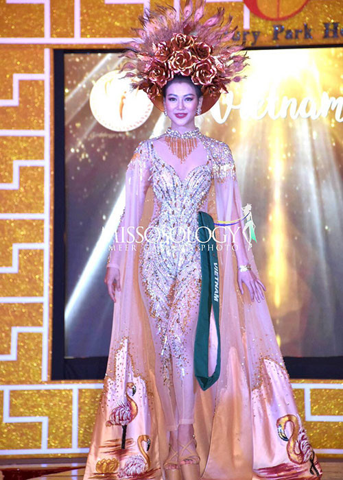 Nguyễn Phương Khánh vừa trải qua phần thi trang phục dân tộc tại cuộc thi Miss Earth 2018 (Hoa hậu Trái đất). Ở khu vực châu Á và châu Đại dương, đại diện Việt Nam giành giải vàng.