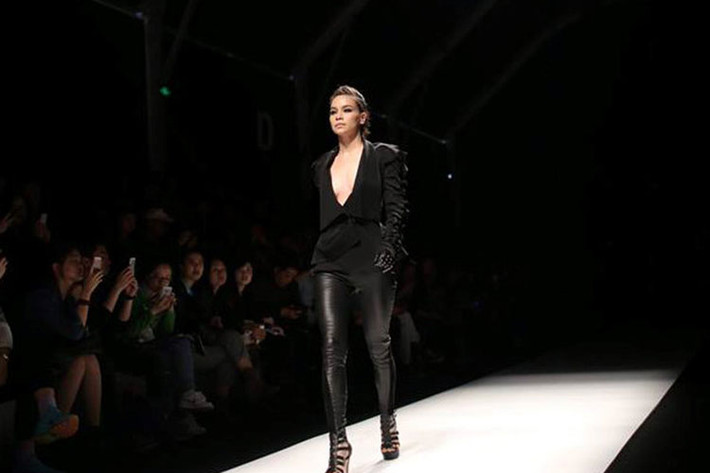 Làm vedette trong show diễn của NTK Kelly Bùi ở Tuần lễ thời trang Thượng Hải năm 2014, nữ ca sĩ nổi bật bên dàn mẫu quốc tế nhờ thần thái. Ảnh: Zing