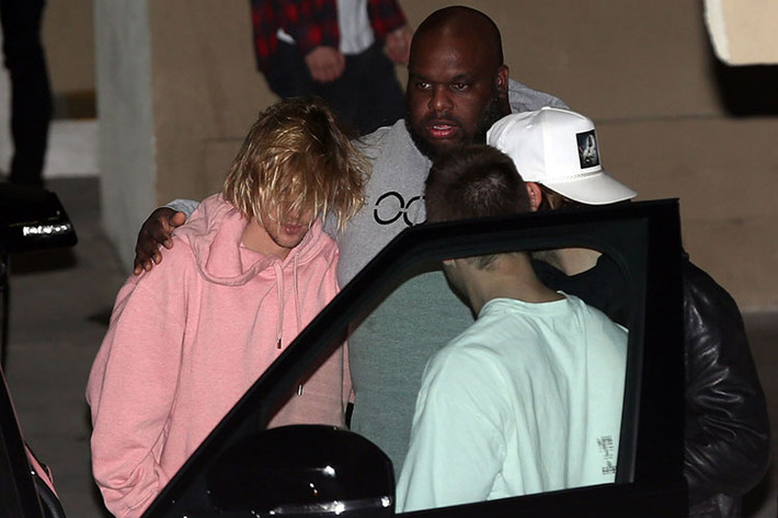 Dáng vẻ thất thần của Justin khi bước ra khỏi nhà thờ. Ảnh: Dailymail