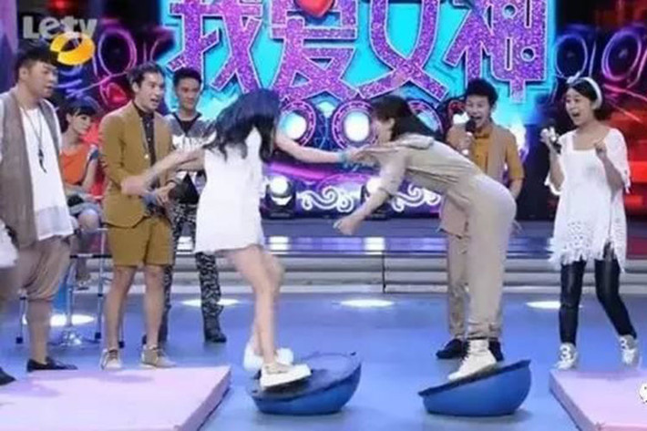 Bà xã của Phùng Thiệu Phong cũng từng mất điểm khi trong một gameshow, cô kéo áo của Lý Thạnh suýt rách hay giật mạnh lại cốc nước từ tay đồng nghiệp. Ảnh: Yan