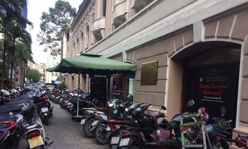 Ngay từ lối ra vào khó có thể hình dung nơi đây chính là văn phòng của HBSO - Một nhà hát hàng đầu tại Việt Nam bởi để vào bên trong tầng hầm, khách phải lách người đi qua một bãi xe.