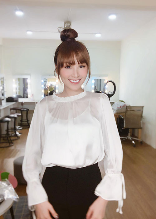 Mới đây, Hoa hậu Diễm Hương thích thú chia sẻ nhờ trang điểm, khi ra đường ai cũng hỏi cô sinh năm 1999 hay 2000.