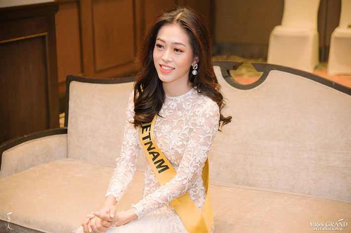 Bùi Phương Nga còn lọt top 9 bức ảnh chân dung được bình chọn qua mạng nhiều nhất.