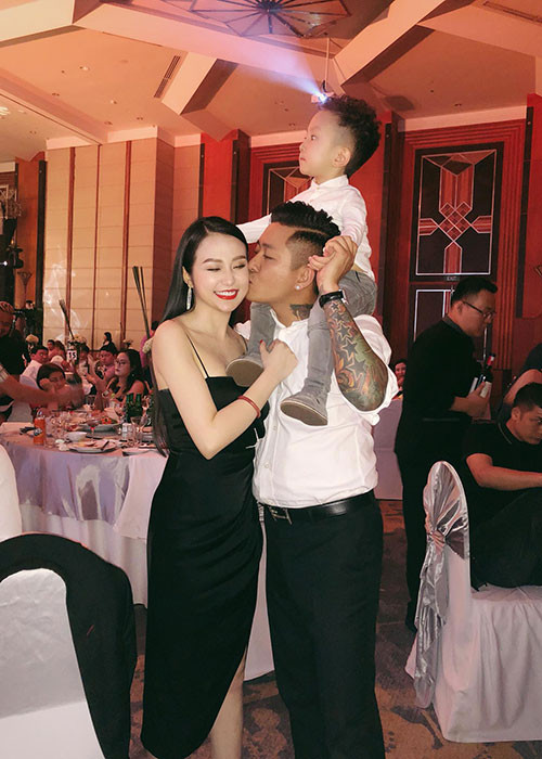 Tuấn Hưng cũng được biết đến là sao nam chiều vợ. Về phần Hương Baby, cô luôn hiểu, thương và chiều chồng.