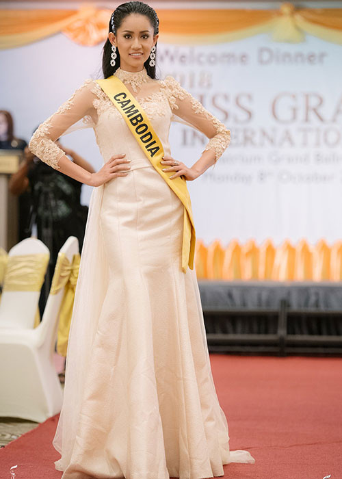 Tính đến 6h30 sáng ngày 17/10 (giờ Myanmar), Dy Lika còn tạm có tên trong danh sách top 10 giải Miss Popular Vote. Theo thông tin, người chiến thắng giải này có quyền lọt top 10 chung cuộc.