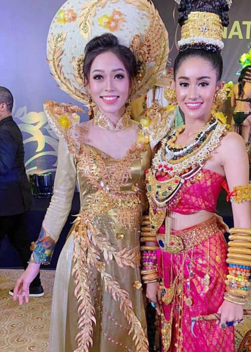 Hoa hậu Hòa bình Campuchia 2018 đã tốt nghiệp trường THPT Sisowath, ở thủ đô Phnom Penh.