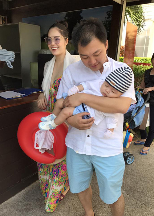 Bé William cũng rất ngoan ngoãn. Trong ảnh, cậu nhóc ngủ say trên tay bố trong chuyến đi biển đầu tiên của mình. (Ảnh: FBNV)