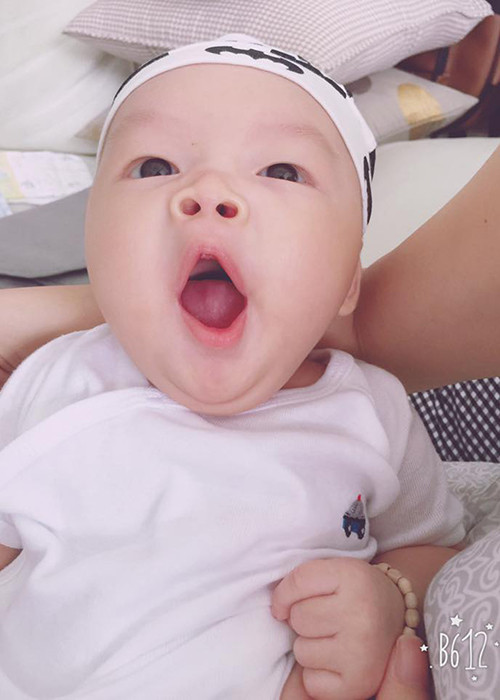 Hình ảnh ngáp ngắn ngáp dài của bé William lúc được hơn 2 tháng tuổi trông vô cùng dễ thương. (Ảnh: FBNV)
