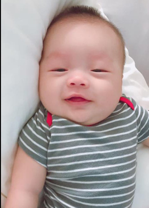 Hình ảnh cận mặt bé William được vợ chồng Dương Cẩm Lynh giữ kín cho đến cuối tháng 12/2016 mới tiết lộ. (Ảnh: FBNV)