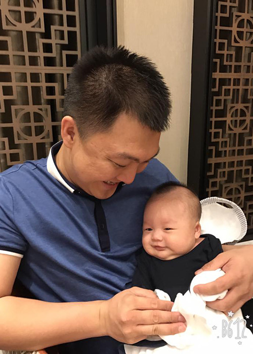 Bé William cười tít mắt khi được cưng nựng. Nhiều người nhận xét, cậu nhóc có nhiều nét giống bố. (Ảnh: FBNV)